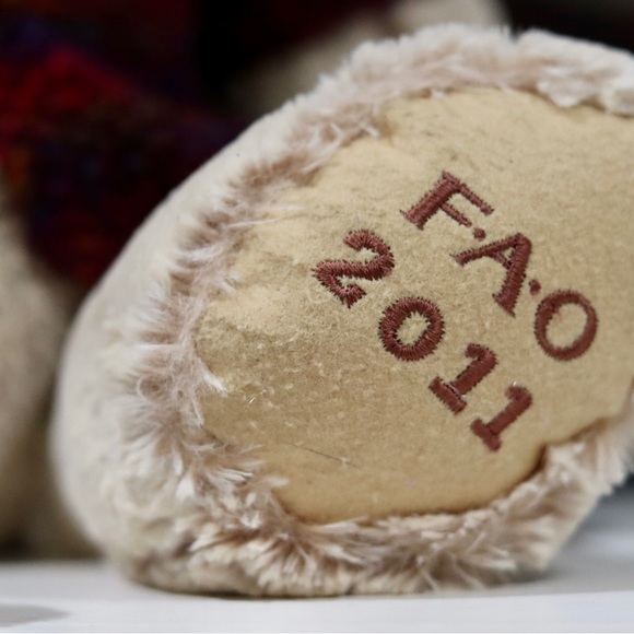 Vintage 2011 FAO Schwarz light Teddy Bear with knit sweater - Picture 3 of 7